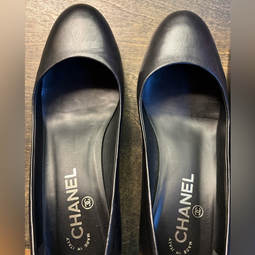 CHANEL block heel pumps. Size 8